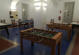 Zona de juegos decorada con la colección Victorian Rojo, Azul y Centro Nou