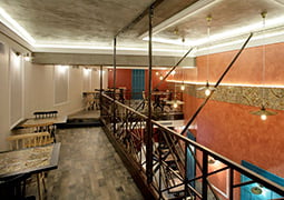 Escaleras del restaurante kosmopolitikon